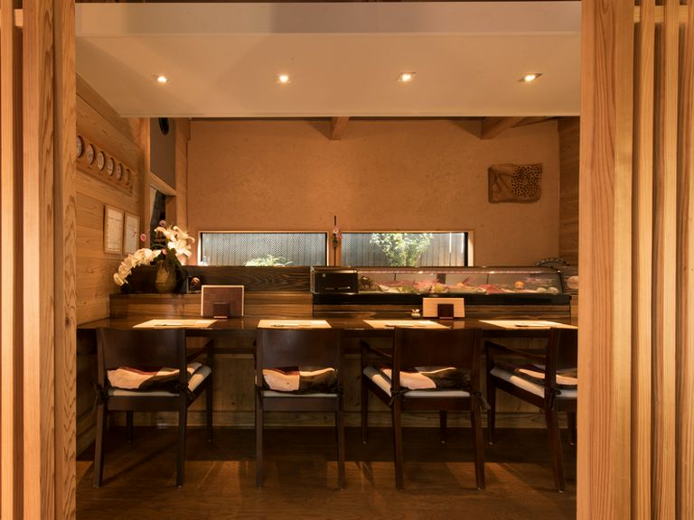 落ち着いた大人のデートに最適。限定6席のカウンターは特等席