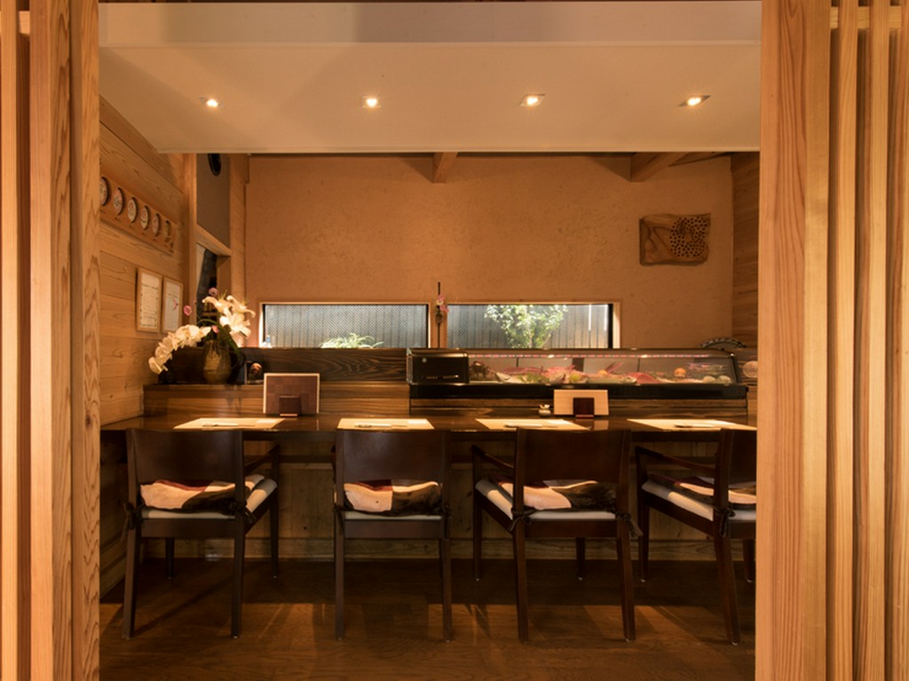 落ち着いた大人のデートに最適。限定6席のカウンターは特等席