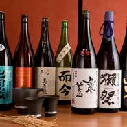 季節の日本料理に合う日本酒を全国各地からお取り寄せ。酒にも旬があるため、常に同じものがあるとは限りません。時季よりメニューに載せていない、レアな隠し酒にありつけることもあるので、店主に確認してみては。