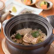 春夏秋冬の旬を丸ごといただけるのが【季節料理　花門】。料理人の親族が手塩にかけた、入り鳥豊かな獲れたての新鮮野菜も美味。食材・料理を引き立たせるための、器や盛り付けにも細やかな心配りを感じられます。