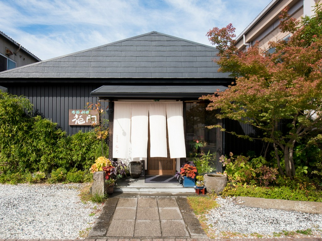 通り沿いに佇む好アクセスながら、シックで大人な趣きある一軒