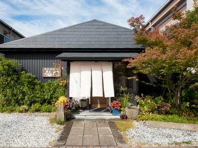 通り沿いに佇む好アクセスながら、シックで大人な趣きある一軒