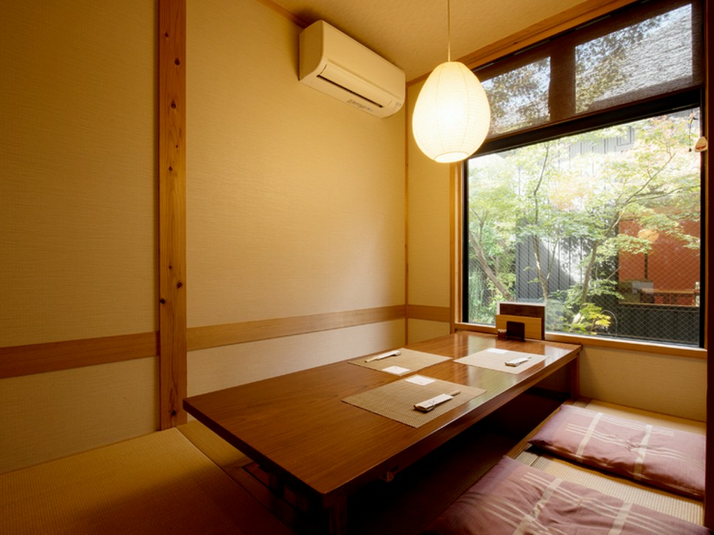 庭の草木を眺めながらの食事で、ビジネスの会話もまとまりそう