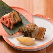国産うなぎを西京味噌と塩麹で漬けた料理人渾身の一品。プリッとしたうなぎの食感が「初体験」の感動と美味をもたらします。季節食材で生み出す創作料理は、コースの他に単品でも注文すべき逸品料理といえます。