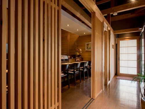 ヒノキの扉が美しく上品な雰囲気を醸し出している