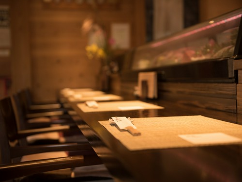 肩を並べて、ゆるりと酔いたくなるカウンター