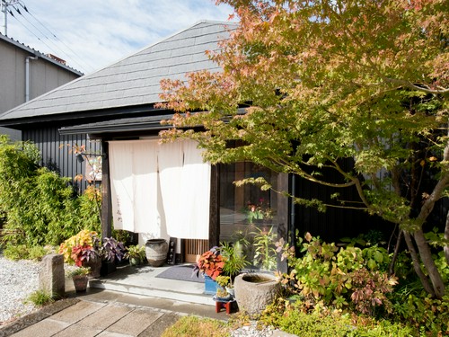 草木が演出する春夏秋冬を眺めながら食事ができる