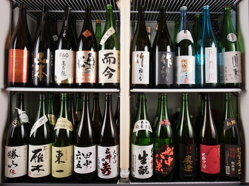 酒好きの店主が厳選した、全国各地の銘酒たち