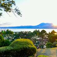 日本庭園越しに、キラキラ輝く別府湾を望む上質空間。ゆったりと流れる時に身を任せ、非日常を全身で感じられます。庭園を散歩した後は、大分県産の食材を堪能するワンランク上の懐石で身も心も満たされます。