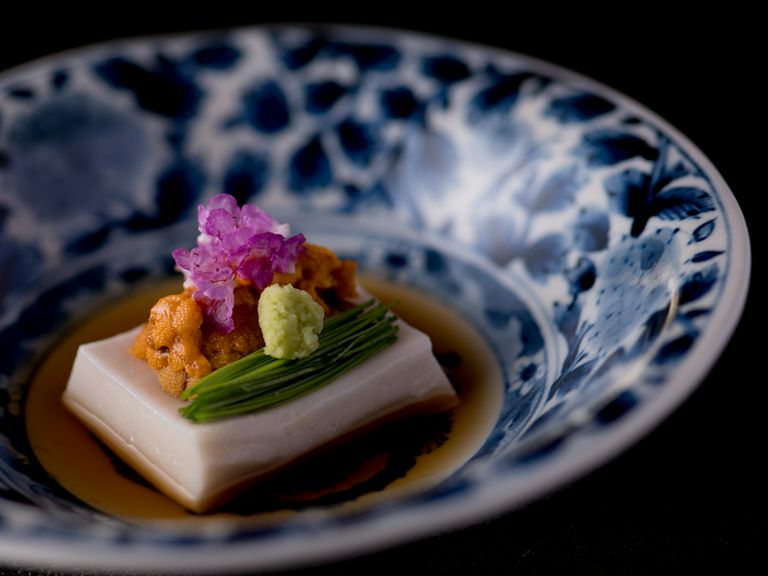 滑らかな舌触りと胡麻の豊かな風味が香る『先付 白い胡麻豆富』