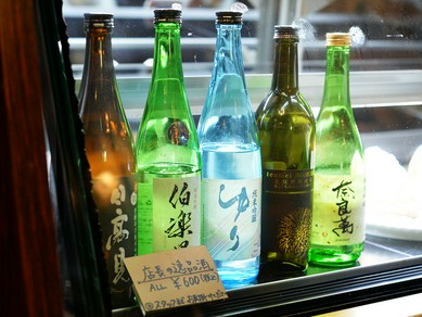 店長お勧めの日本酒が豊富にそろう