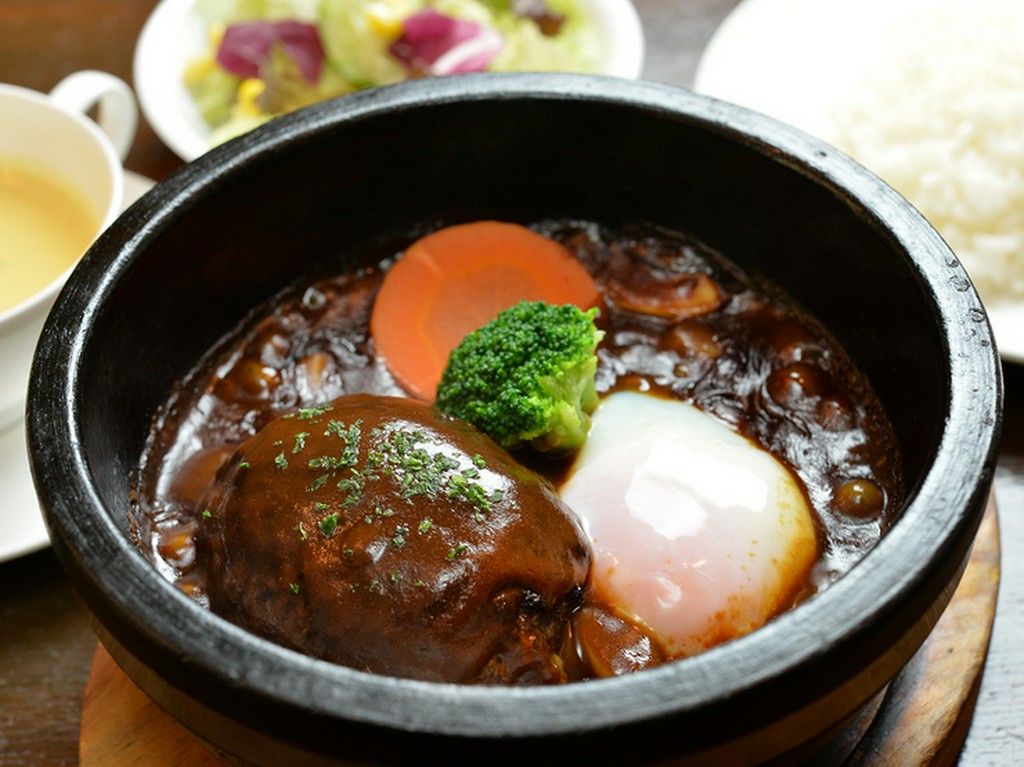 アツアツのデミソース風味で味わえる『石焼き煮込みハンバーグ 単品』