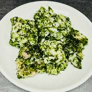 野菜を使ったメニューもしっかり用意されています。特製ソースをかけた『御肉園サラダ』は人気の一品。