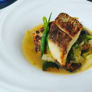お魚料理、またはお肉料理を選んでいただけます。
