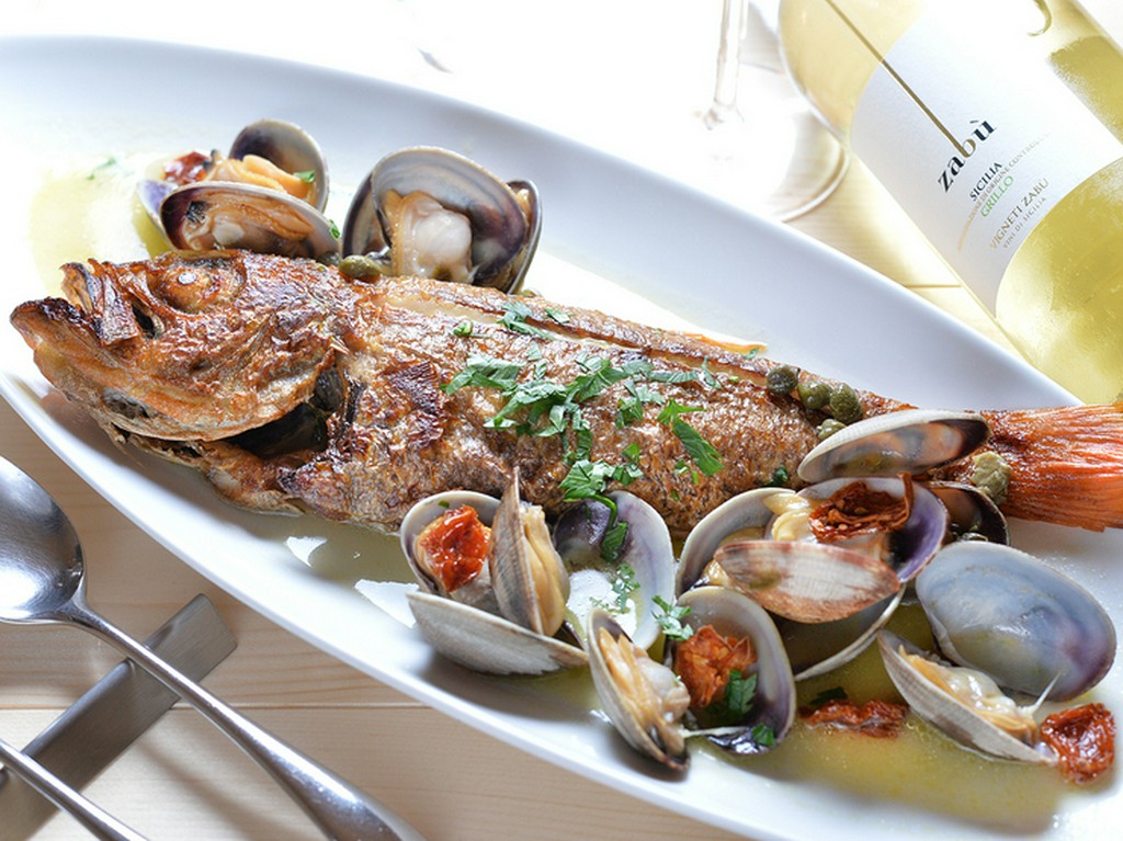 鮮魚を丸ごと1本使用した『本日の鮮魚の丸ごとアクアパッツァ』