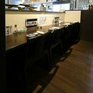 来店客との交流が楽しくてこの店を開いたというオーナー兼料理人。カウンター席ではその仕事ぶりを眺めるとともに、たまには「こんなものができないかなあ」とワガママを言ってみるのもいいかも。