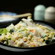 一番人気のサラダ。シーザードレッシングと温玉のコクが新鮮な地場産野菜の旨みをより引き立てます。