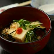 揚げ豆腐をナスやピーマン、三つ葉など、豊富な具材とともに。もみじおろしの刺激も食欲をそそります。
