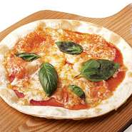 シンプルで親しみのある定番メニュー。焼きたてでカリカリとした食感の生地に、トロトロなチーズとトマトソースで、子どもや女性も食べやすい薄い生地のピザです。