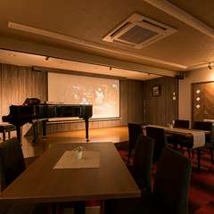 ピアノの生演奏や美しい絵画に心安らぐ、非日常空間