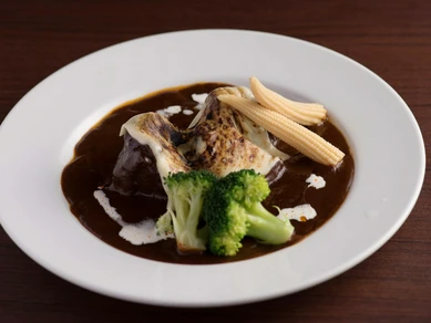 とろけるように柔らかい肉の旨みを心ゆくまで堪能『牛ホホ肉の煮込み』