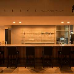 ゆったり過ごせるカウンター席で、思い思いの時間を満喫