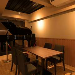 ピアノの生演奏を聴きながら優雅に過ごす、大人のデートに