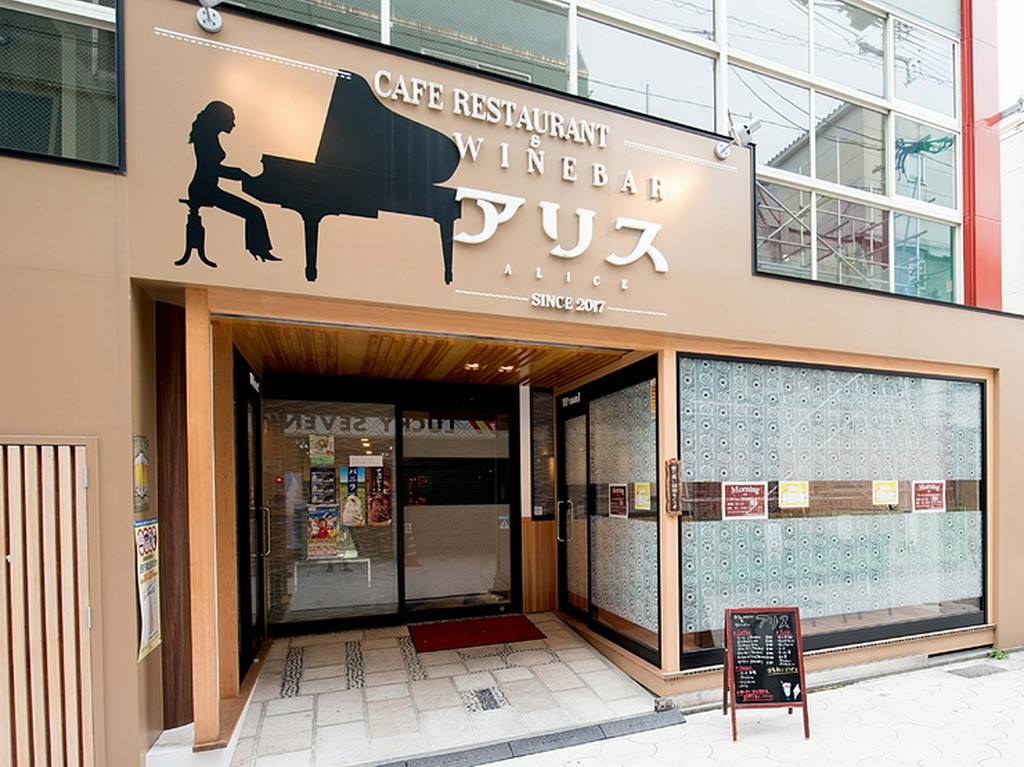 美味しい料理を囲み、おしゃべりに花咲く楽しいひとときを