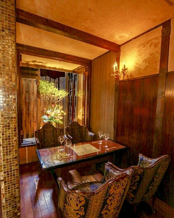 全席ゆったりとした一人掛けのソファ