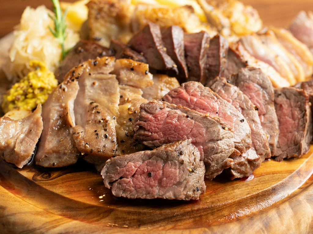 ボリュームたっぷりな食べ比べ！『北海道の肉皿　五種盛り』