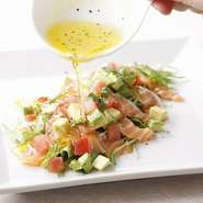 さっぱりとした味わいが人気『サーモンのカルパッチョ』