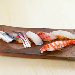 天然のネタに丁寧な仕事を施し、赤酢のシャリと合わせた握りの数々