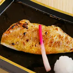上品な脂と旨みをたっぷり蓄えた、ふっくらジューシーな『のどぐろの焼き物』