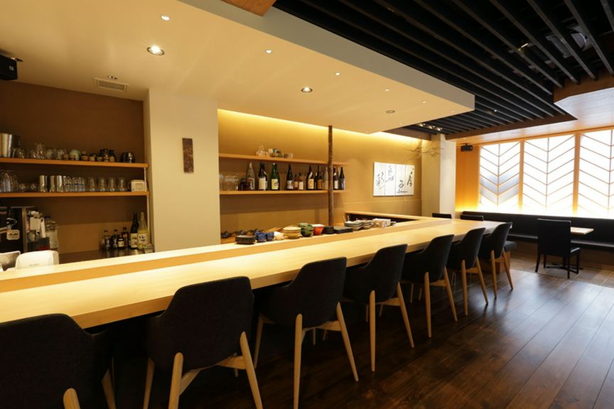 全てに余裕とゆとりを持って配置された、落ち着きある店内