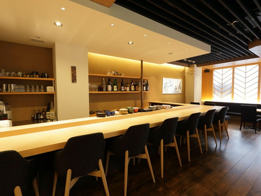 全てに余裕とゆとりを持って配置された、落ち着きある店内