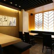 窓際に置かれたテーブル席では、会社での宴会、接待や会食、さらには家族で利用される方も多くおられます。気の張らない仲間同士、美味しい料理と酒で大いに盛り上がりましょう。