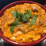 肉はふもと赤鶏を使い自ら探したおいしい卵（トップ卵）を使用。出汁にもこだわり埼玉川越の松本醬油（はつかり醬油)使用。