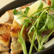 皮目のカリカリした歯触りは心地よく、鶏肉のしっとりジューシーな部分との対比が美味しさを際立たせます。レモンをきゅっと絞れば爽やかな香りが広がり、さっぱりといただけます。