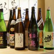 知る人ぞ知る佐賀の『純米吟醸　山田錦　鍋島』、米どころでもある新潟の『八海山』、若き杜氏がつくる「荷札酒」として名を知らしめた加茂錦の『荷札酒』などが揃っています。