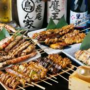 【鳥丸ん家】の魅力のひとつは、豊富なメニュー。約80種類のフードメニューと90種類を超えるドリンクメニューが揃います。宴会プランは、3名より予算に応じて相談可能。2時間飲み放題は2000円でたっぷり楽しめます。