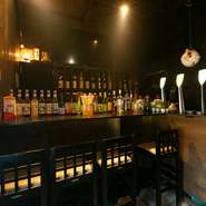 立ち飲みのように気軽に利用ができるカウンター席は、ゆったりスペースの4席。60インチのテレビが完備されているのも、うれしいところです。明るいスタッフのおもてなしが心地よく、つい長居をしてしまいそう。