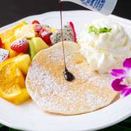 10時から16時（ラストオーダー15時）は、ハワイアンパンケーキとタピオカドリンクを楽しんで。ハワイから直輸入した粉でつくるパンケーキはもちもちで本格派。タピオカドリンクは35種類すべてテイクアウトOKです。