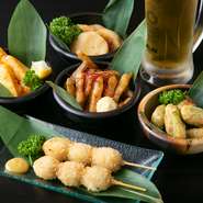 肉・魚・野菜、それぞれ旬の食材も取り入れ、お酒に合うラインナップを取り揃えています。あつあつの揚げたてを召し上がれ。