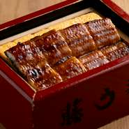 こだわりのうなぎと上質な空間で、大切なお客様を招いてのお食事の席にも頼もしいお店。福岡ならではの『蒸籠蒸し』は、県外からのお客様をお招きしての席にもオススメです。