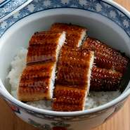 友人同士で気兼ねなく利用できる雰囲気も魅力的なお店。こだわりのうなぎを少しリーズナブルに楽しめる、うな丼もオススメ。大人の女子会利用にも最適な一軒です。