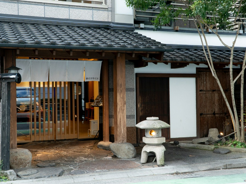 団体予約にも対応可。博多駅前というアクセスも魅力