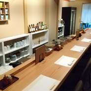 大皿料理も楽しめるカウンター席