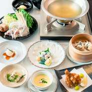 寒くなってくる冬には温かいお鍋で暖まりませんか？絶品のふぐ鍋はもちろん、カウンターでもつ鍋や京風しゃぶしゃぶも楽しめます！