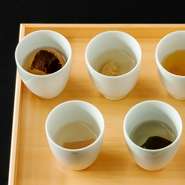 当店の出汁は、最高級の枕崎産本枯れ節と北海道産羅臼昆布を用いた系列の出汁専門店「和酒永田」特製です。上質な「とらふぐ」と特別な「出汁」の旨味の融合は格別です。ポン酢・茶碗蒸し・ふぐ鍋にてご堪能下さい。