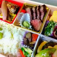 贅沢な食材をふんだんに使い、丁寧に仕込んだ豪華なお弁当です！
ちょっと贅沢したいときや家族の集まりなどの席にも是非ご利用ください
ご予算に合わせておつくりいたします。
＋50円(税込)でお茶付きになります。